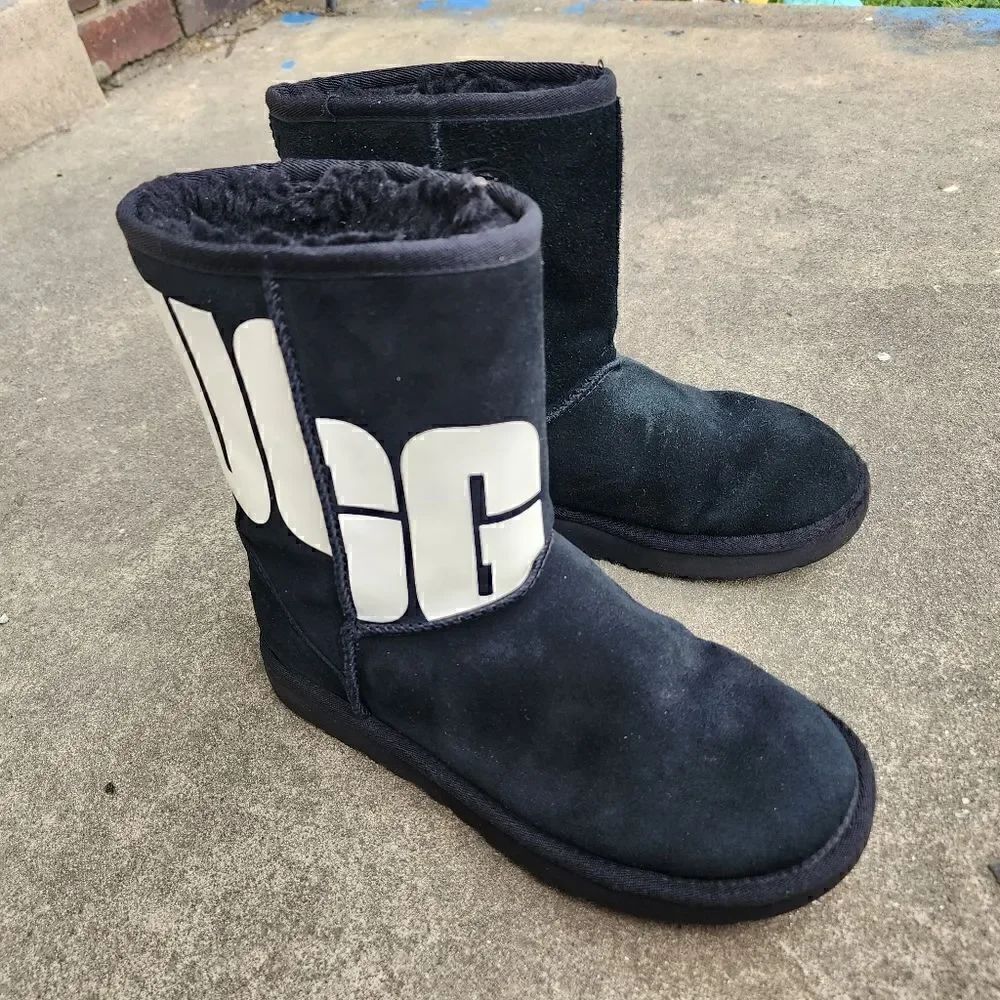 UGG BOOTS - Womens Shoes - SIZE 6